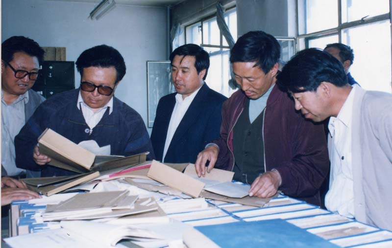 锡盟委副书记哈斯巴根（左二）和秘书长宋喜德（左三）在锡盟档案局视查工作