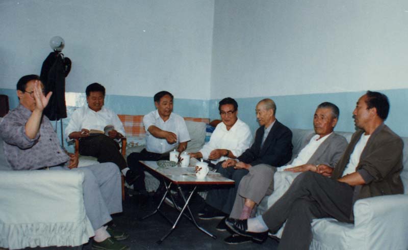1998年10月27日，在纪念“国际档案周”10周年之际，锡盟档案局组织老领导座谈档案工作